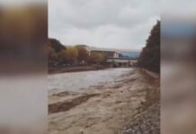 Pamje se si rrugët kthehen në lumenj e balta gëlltit makinat në Itali