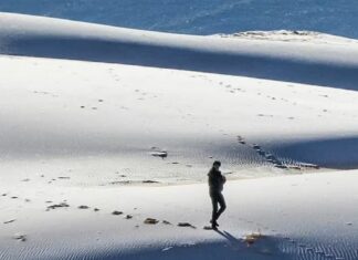 E rrallë: Shkretëtira e Saharasë mbulohet nga bora