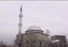 Hoxhallarët përleshen mes vete në xhaminë e Vitisë (video)