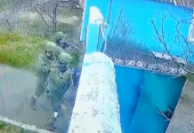 Ushtarëve rusë ju ndodh edhe kjo, hyjnë në shtëpinë e të moshuarve por..(video)