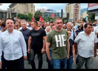Protestës i bashkohet edhe kreu i VMRO-DPMNE-së, Mickoski