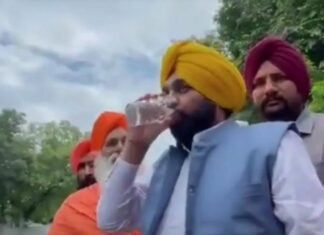 Politikani indian piu ujë nga “lumi i shenjtë”, tre ditë më vonë u bë për spital (VIDEO)