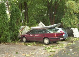 Disa makina të dëmtuara në Shkup pas motit të ligë (FOTO)